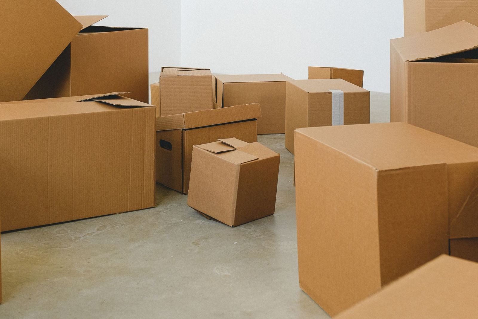 Sample household movers website: cardboard boxes on the floor of an empty room